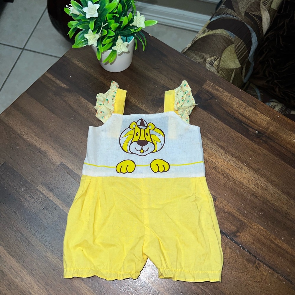 Vintage‎ Baby Romper Yellow White With Lion
May be used for a Doll too